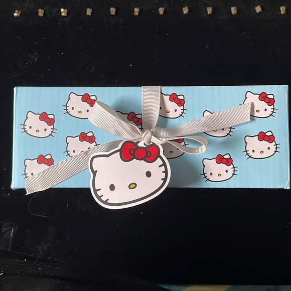 Hello Kitty Salt and Pepper Shakers - Picture 2 of 4